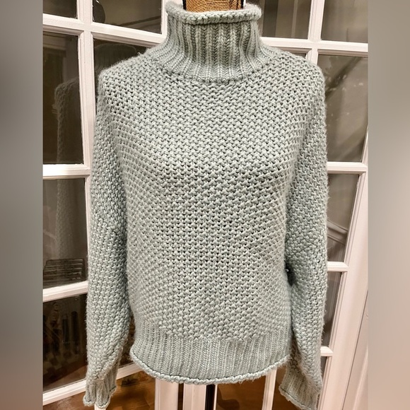 H&M Sweaters - H&M Wool Blend Dropped Shoulder Sweater Light Green EUC Size Medium